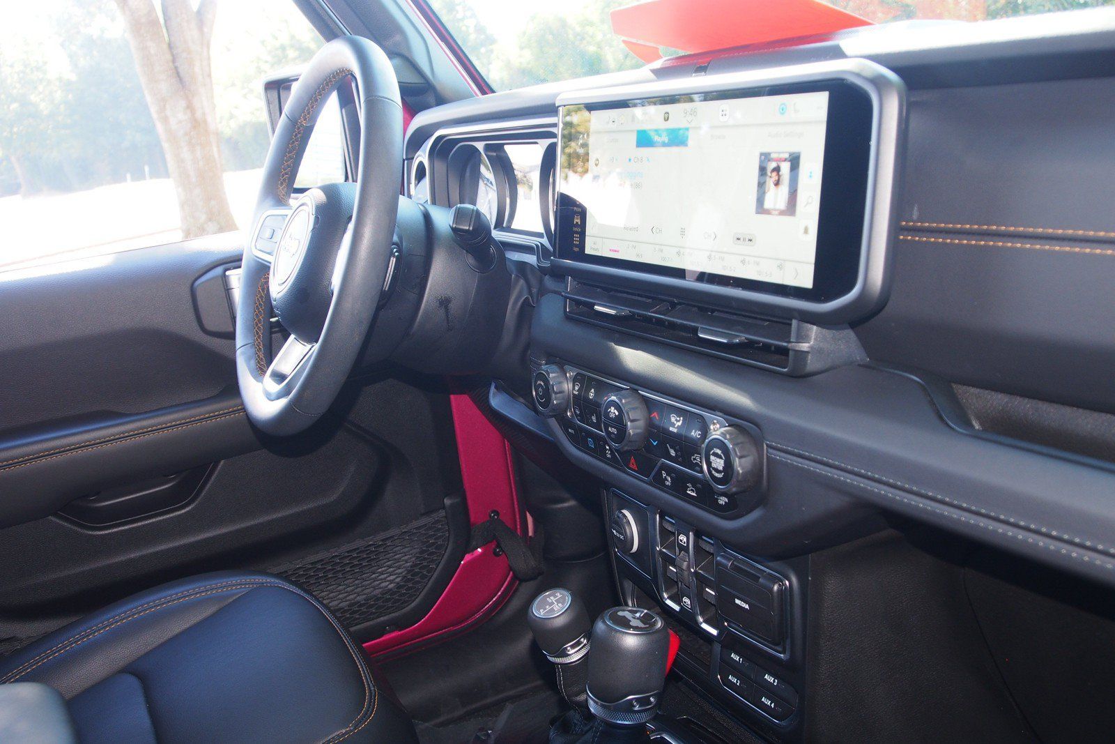 Used 2024 Jeep Wrangler Unlimited Sahara w/ Technology Group AWD/4WD image 10