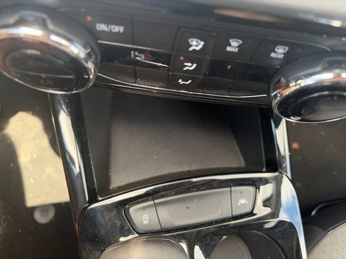 Used 2025 Chevrolet Trax LT FWD image 21