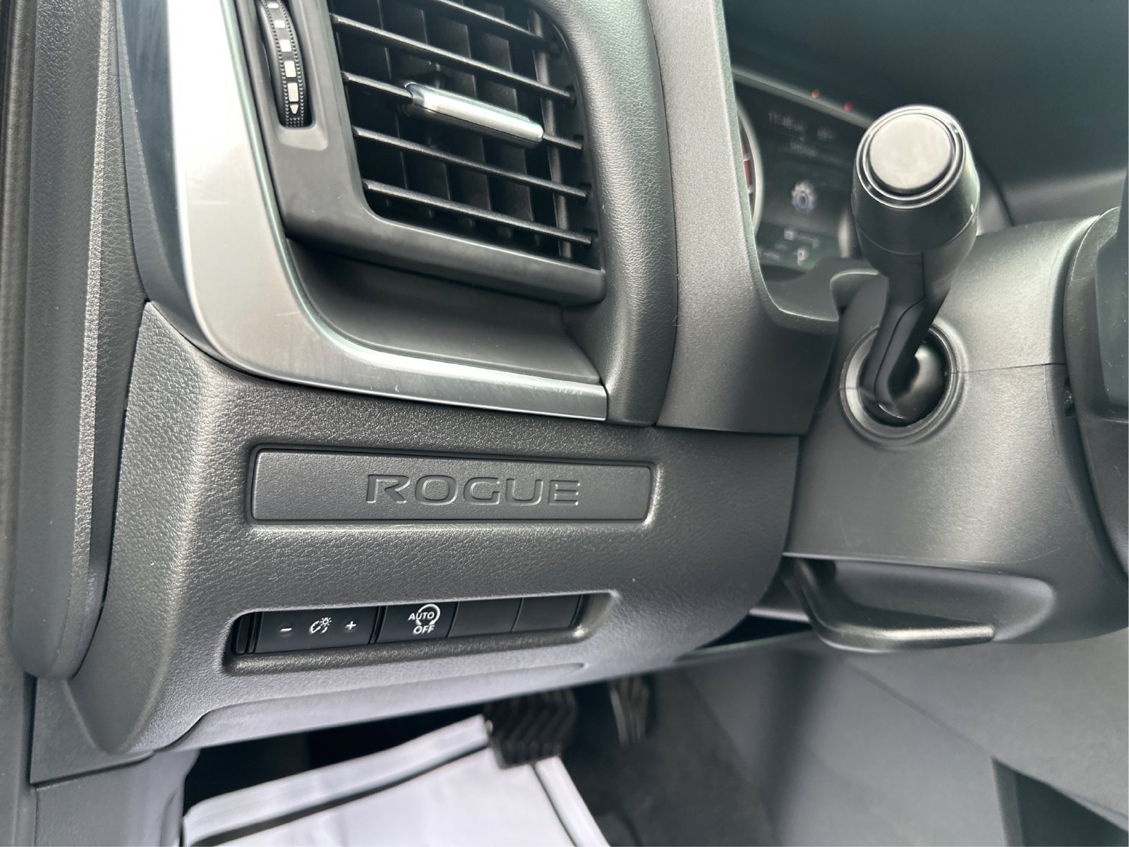 Used 2023 Nissan Rogue S AWD/4WD image 19