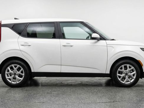 Used 2025 Kia Soul LX w/ LX Technology Package FWD image 11