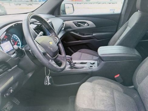 Used 2023 Chevrolet Traverse LT image 3