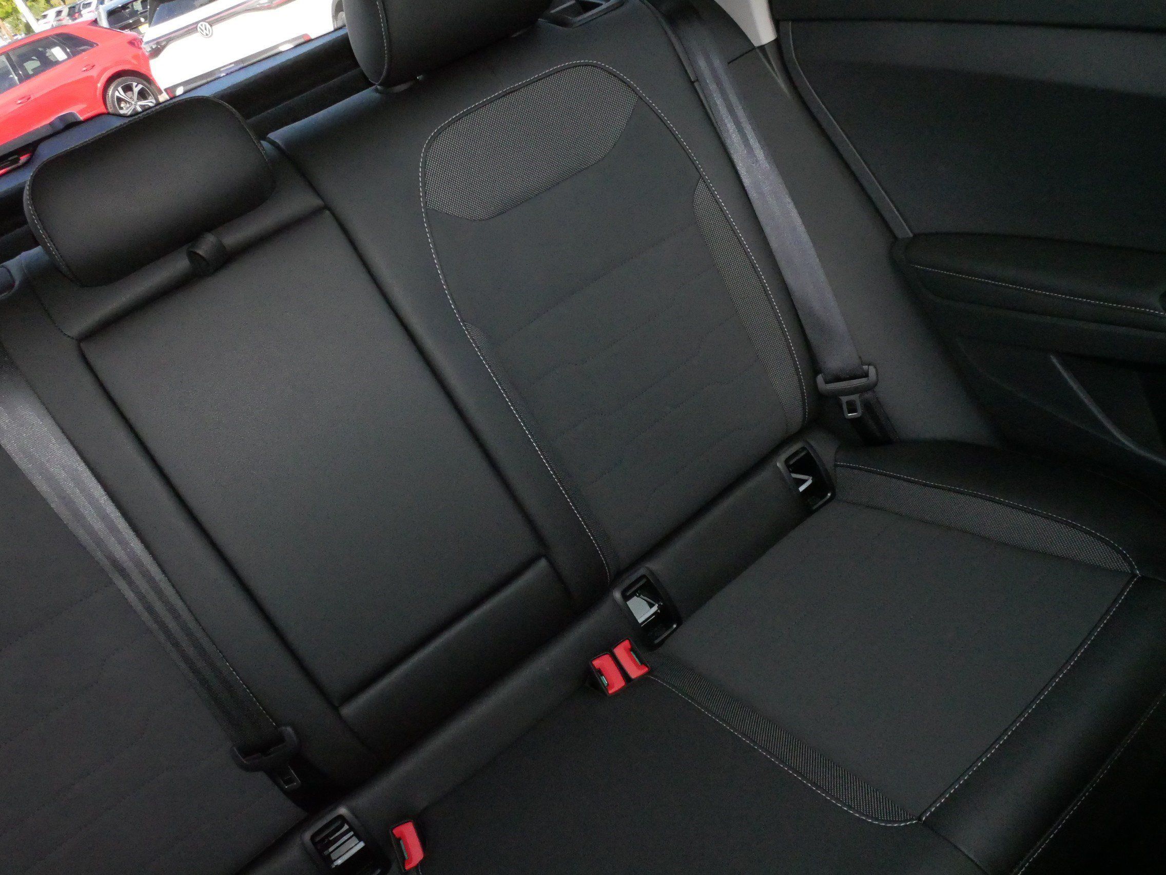 Certified 2025 Volkswagen Taos SE AWD/4WD image 14