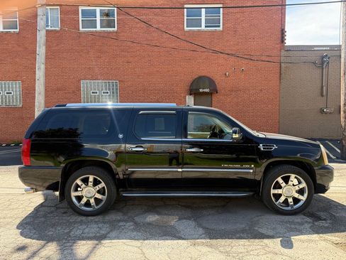 Used 2007 Cadillac Escalade ESV AWD image 2