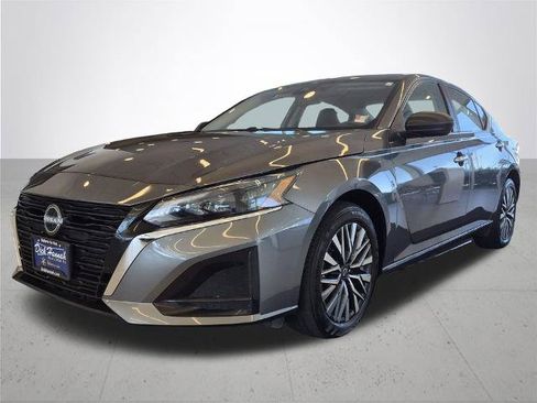Certified 2025 Nissan Altima 2.5 SV AWD/4WD image 2