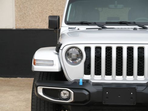 Used 2023 Jeep Wrangler Unlimited Sahara AWD/4WD image 3