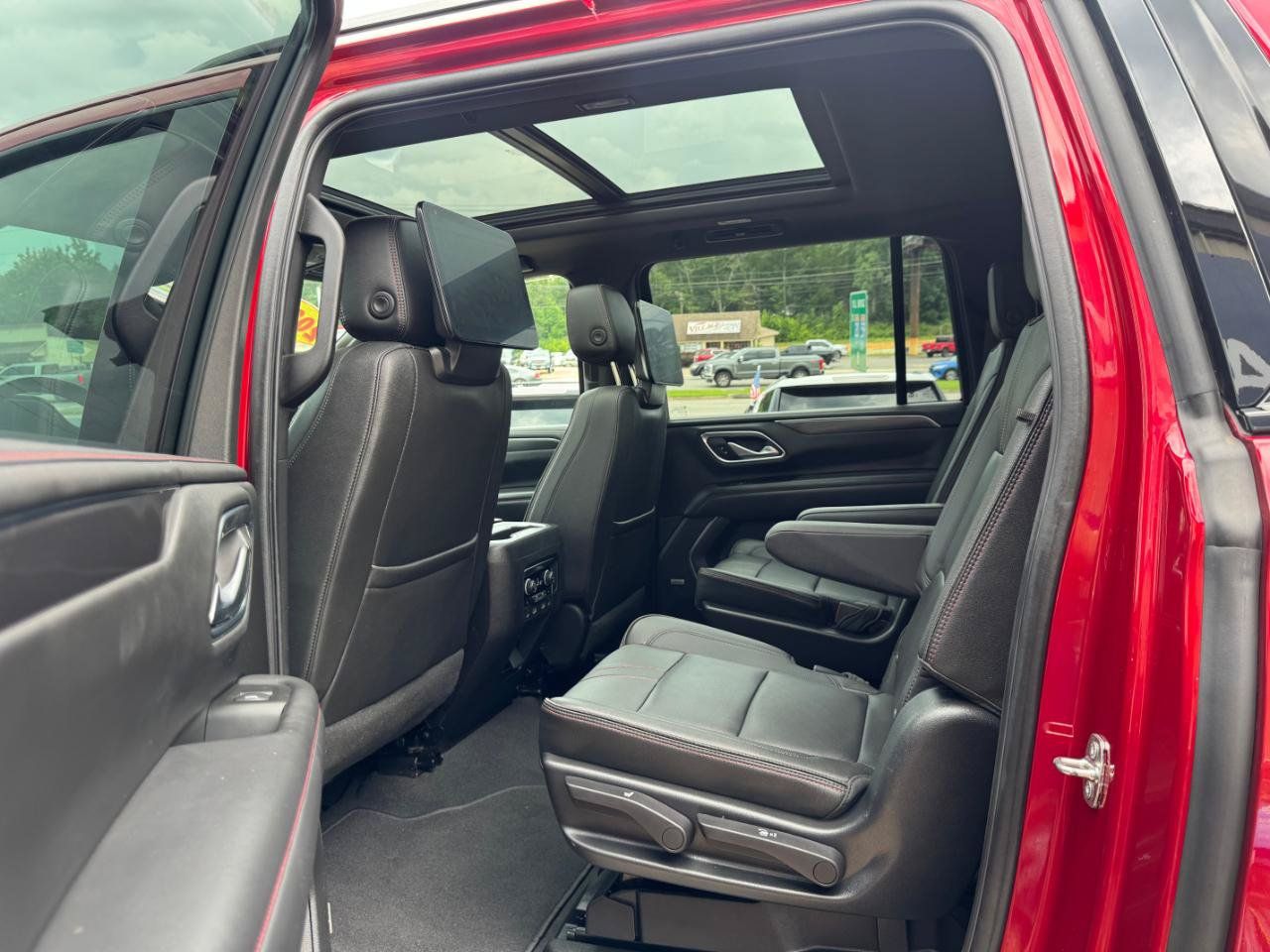 Used 2022 Chevrolet Suburban RST w/ Luxury Package RWD image 11