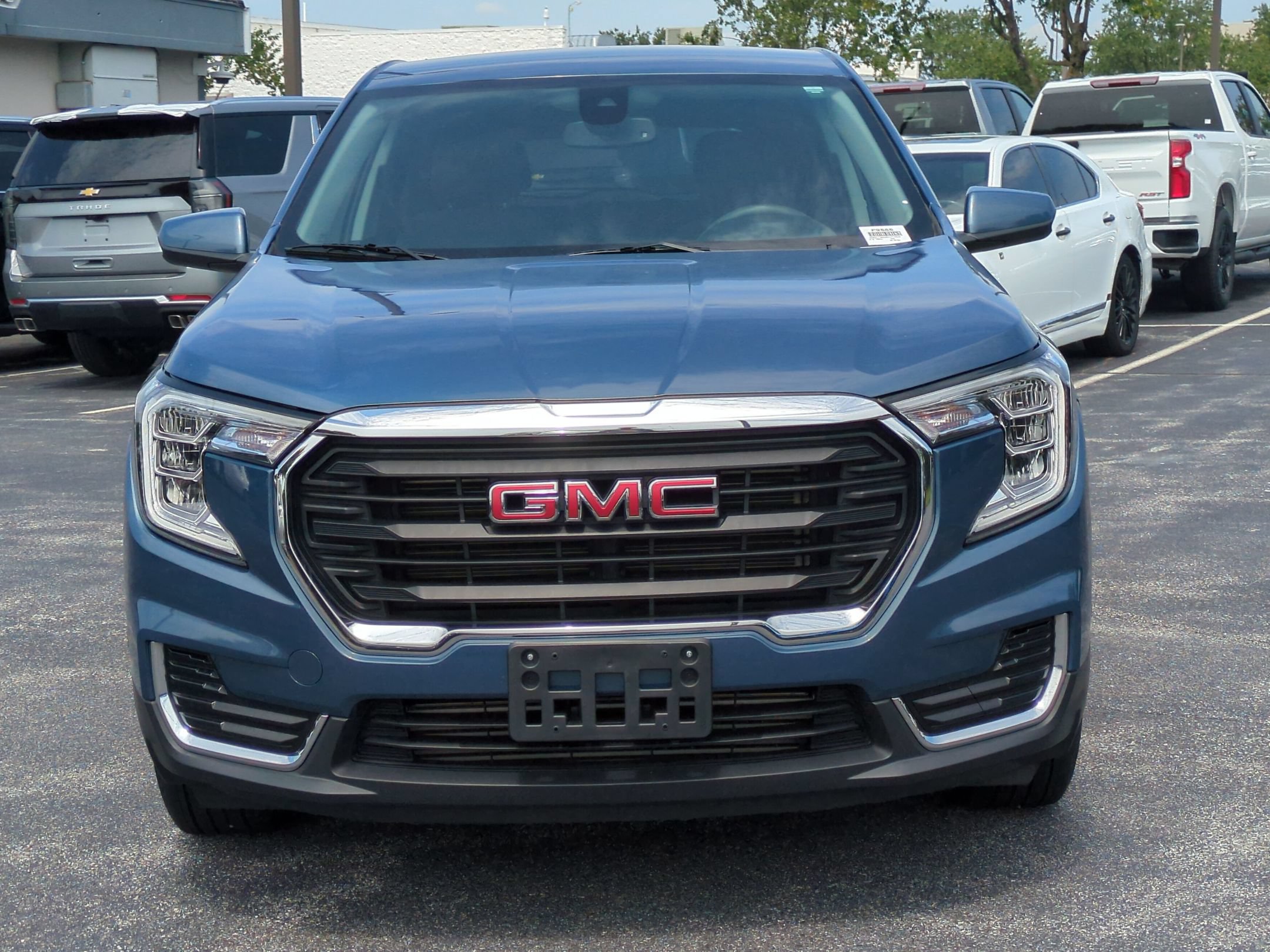 Used 2024 GMC Terrain SLE AWD/4WD image 3