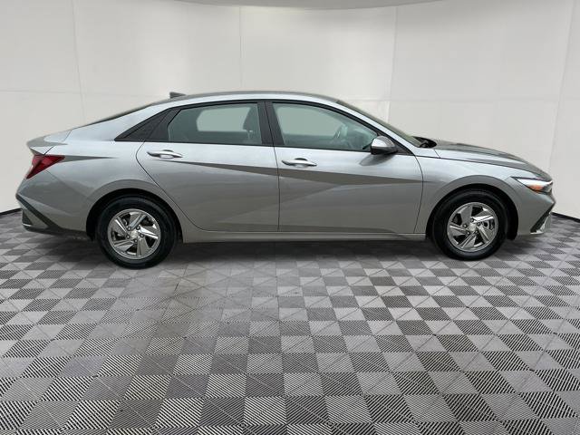 Used 2024 Hyundai Elantra SE FWD image 5