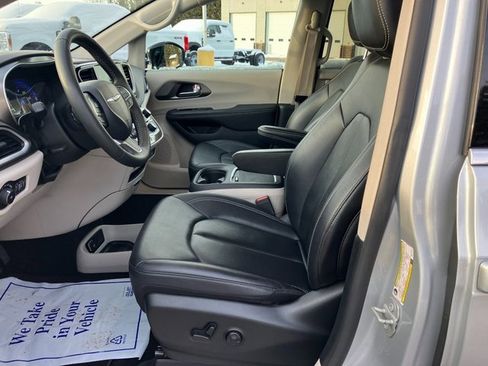 Used 2024 Chrysler Pacifica Touring-L image 14