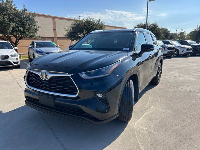 Used 2021 Toyota Highlander XLE AWD/4WD image 7