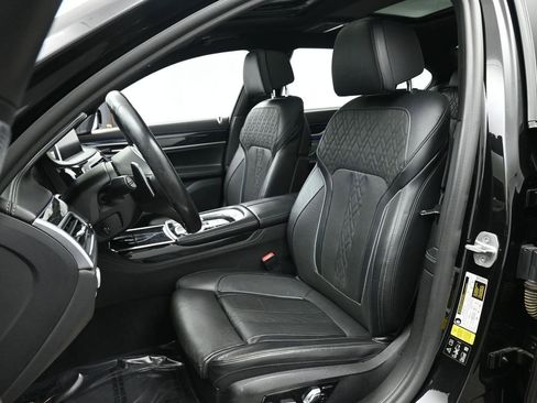 Used 2021 BMW 750i xDrive w/ Executive Package image 13