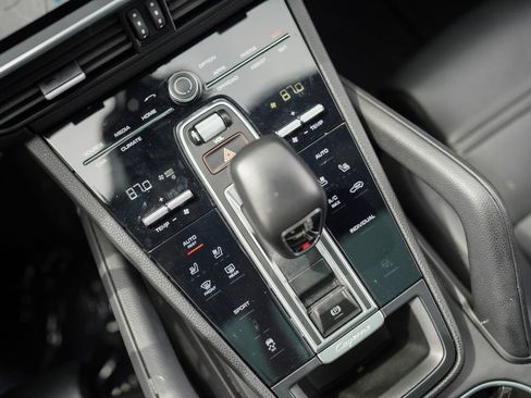 Used 2022 Porsche Cayenne Platinum Edition image 34