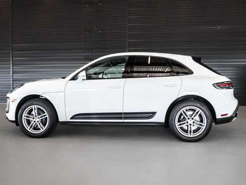 Used 2025 Porsche Macan image 2