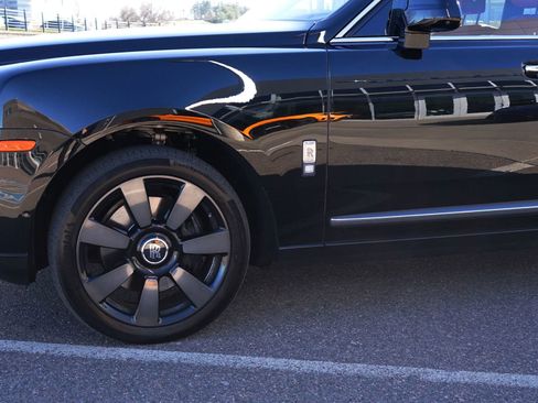 Used 2022 Rolls-Royce Cullinan w/ Cullinan Package image 2