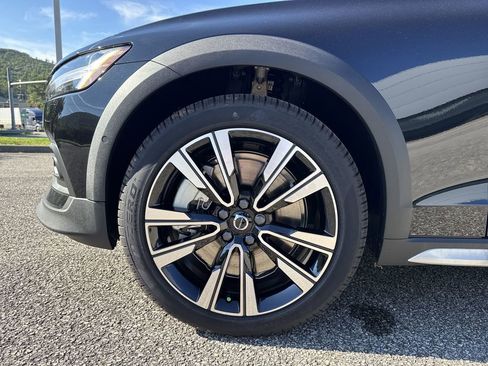 New 2026 Volvo V60 B5 Cross Country Ultra w/ Protection Package Premier image 8