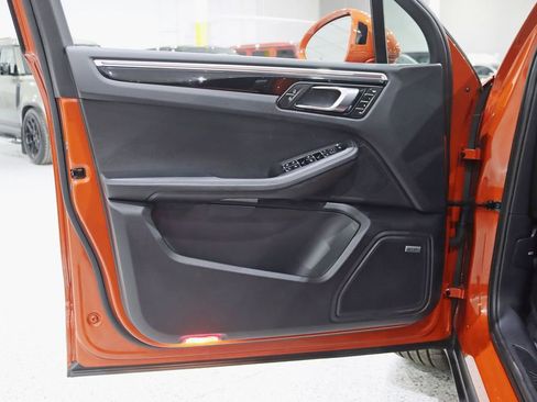 Used 2025 Porsche Macan image 33