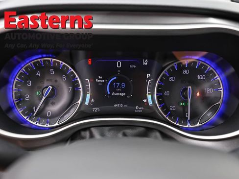 Used 2023 Chrysler Pacifica Touring-L FWD image 17