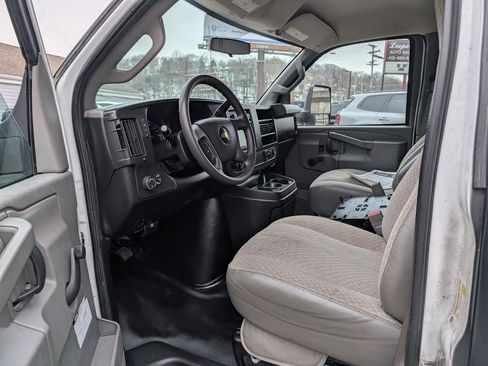 Used 2017 Chevrolet Express 3500 image 8