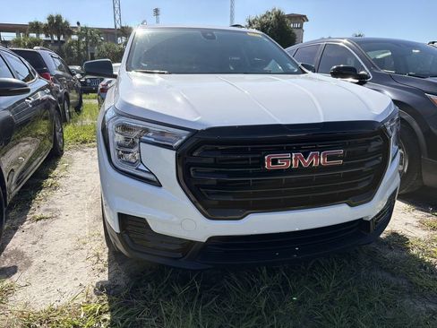 Used 2024 GMC Terrain SLE w/ Driver Convenience Package FWD image 6