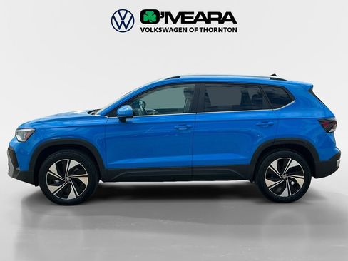 Used 2025 Volkswagen Taos SE w/ Panoramic Sunroof Package AWD/4WD image 2
