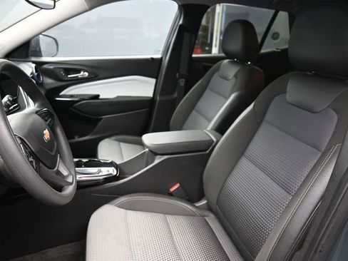 Used 2025 Chevrolet Trax LT FWD image 12