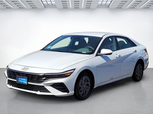 Certified 2025 Hyundai Elantra Hybrid FWD image 15