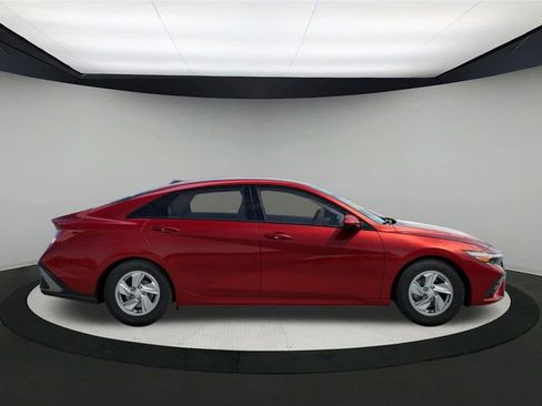 New 2025 Hyundai Elantra SE image 8