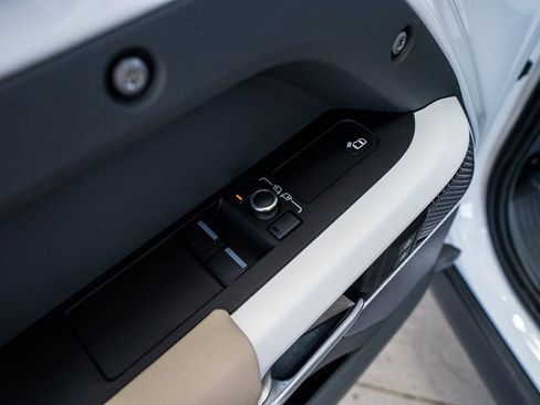 Used 2022 Land Rover Defender 90 X-Dynamic S image 34