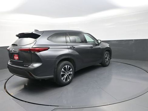Used 2022 Toyota Highlander XLE image 7