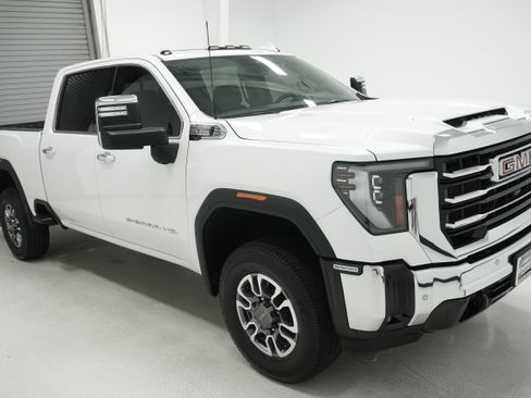 Used 2025 GMC Sierra 2500 SLT w/ SLT Convenience Package AWD/4WD image 3