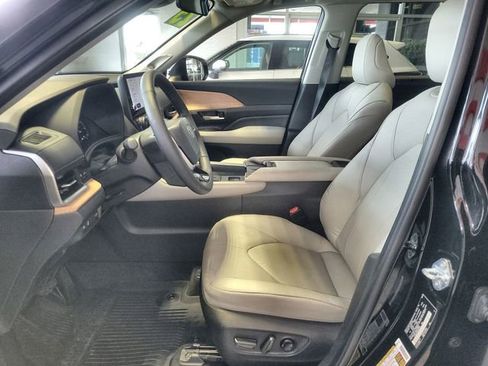 Certified 2025 Toyota Grand Highlander Limited image 12