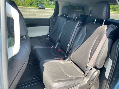 Used 2024 Kia Carnival EX FWD image 19