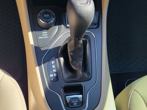 Used 2020 Jeep Cherokee Latitude w/ Cold Weather Group AWD/4WD image 16