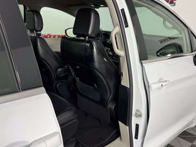 Used 2023 Chrysler Pacifica Touring-L FWD image 26