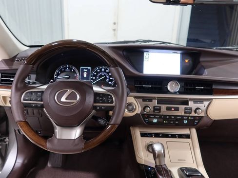Used 2018 Lexus ES 350 w/ Luxury Package w/Wood Trim FWD image 20
