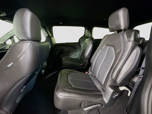 Used 2026 Chrysler Pacifica Select image 25