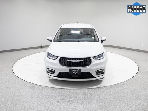 Used 2023 Chrysler Pacifica Touring-L image 26