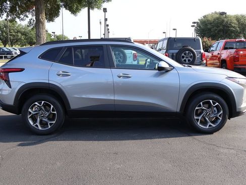 Used 2025 Chevrolet Trax LT w/ LT Convenience Package FWD image 14