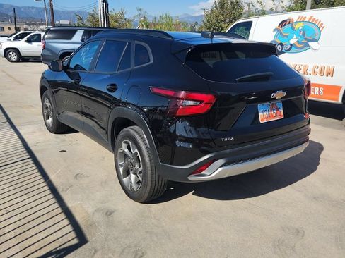 Used 2025 Chevrolet Trax LT FWD image 4