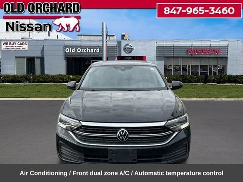 Used 2024 Volkswagen Jetta SE FWD image 2