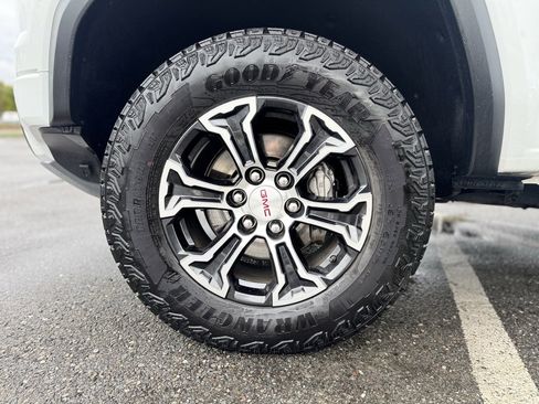 Used 2024 GMC Canyon AT4 image 3