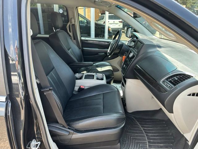 Used 2016 Chrysler Town & Country Touring FWD image 12