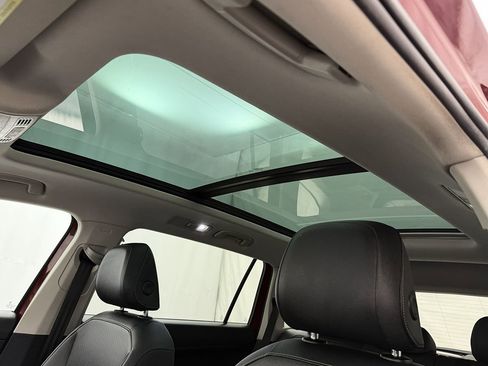 Used 2020 Volkswagen Tiguan SE w/ Panoramic Sunroof Package image 10