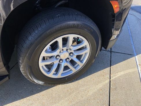 Used 2023 Chevrolet Suburban LT image 31