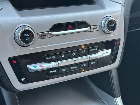 Used 2024 Ford Explorer XLT w/ Equipment Group 202A image 21