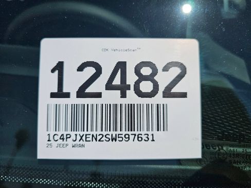 Used 2025 Jeep Wrangler Unlimited Sahara AWD/4WD image 11
