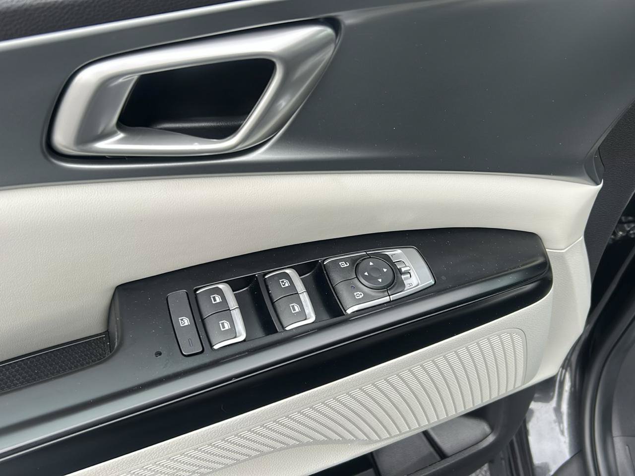 Used 2024 Kia Carnival LX FWD image 13