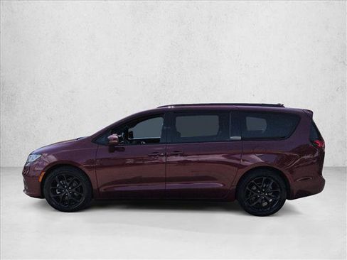 Used 2021 Chrysler Pacifica Touring-L w/ Uconnect Theater Family Group FWD image 8