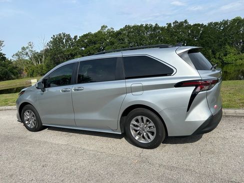 Certified 2024 Toyota Sienna XLE FWD image 4