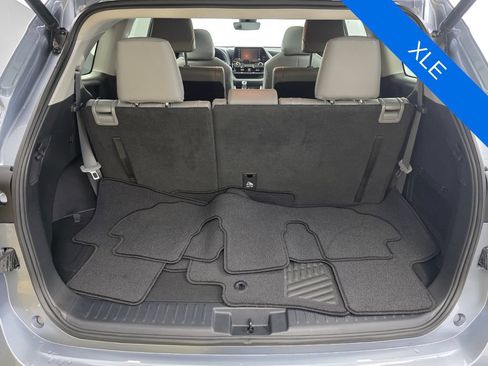 Used 2022 Toyota Highlander XLE FWD image 17